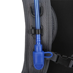 Detalle de correa de mochila de hidratación con tubo de agua azul y boquilla