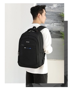 Detalle de mochila negra impermeable con cremalleras multicapa y bolsillo de red