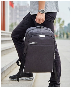 Détail du sac à dos business gris avec serrure de sécurité, poignée et bande réfléchissante