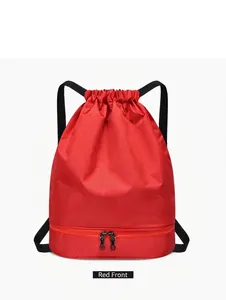 Sac de sport rouge imperméable avec texture losange et compartiment zippé indépendant en bas