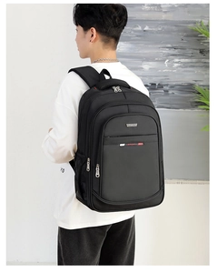 Mochila negra de negocios con asa acolchada y bolsillos laterales de malla vista en modelo