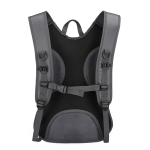 Mochila ergonómica gris para ciclismo con acolchado de malla transpirable y correas de pecho