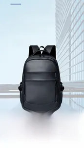 Makro-Detail der geräumigen Innenausstattung mit gepolstertem Laptopfach und mehreren Fächern