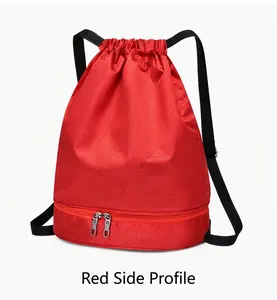 Détail d'un sac de sport rouge avec texture en losange et compartiment séparé pour chaussures