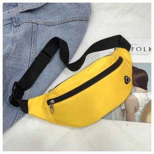 Détail du sac banane en nylon jaune imperméable avec fermetures éclair métalliques
