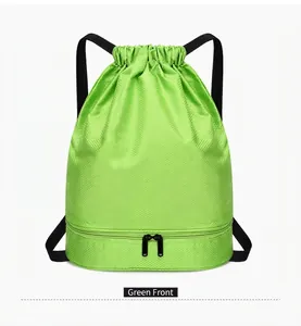 Vue de face du sac de sport vert imperméable avec compartiment inférieur séparé zippé