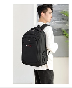 Vista lateral de la mochila ergonómica negra con cinta SPORT en un modelo masculino