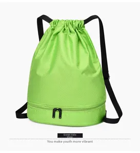 Vue détaillée du sac à cordon vert avec texture ripstop imperméable et compartiment inférieur