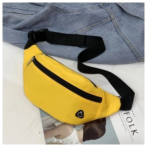 Détail du sac banane en nylon jaune vif avec double fermeture éclair et sangle réglable