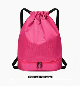 Détail du sac de sport rose rouge avec compartiment séparé pour les affaires mouillées
