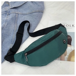 Détail du sac banane en nylon vert imperméable avec bandoulière réglable et boucle en plastique