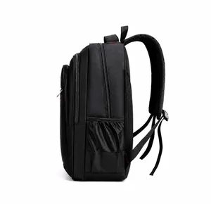 Vista lateral de la mochila negra con bolsillos laterales de malla y cremalleras multicapa