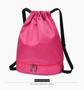 Vue latérale détaillée du sac à cordon rose avec compartiment zippé et texture en maille