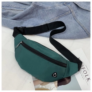 Détail du sac banane en nylon imperméable vert foncé avec port casque et boucle réglable