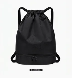 Détail du sac à cordon avec motif diamant et compartiment à chaussures séparé sur le dessous
