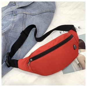Détail du sac banane en nylon rouge montrant la fermeture éclair et le port pour casque