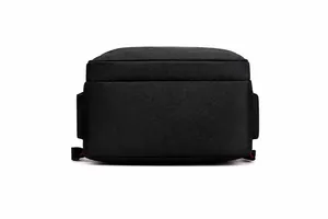 Detalle de la base de mochila negra con costuras rojas reforzadas en nailon resistente