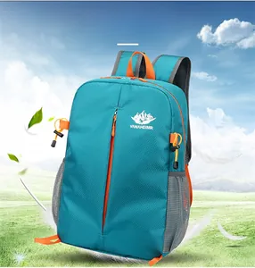 Vue détaillée du sac à dos extérieur pliable bleu léger avec fermetures éclair orange vif