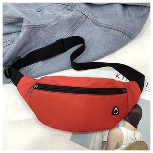 Vue détaillée du sac banane en nylon rouge avec fermeture éclair noire et sangle réglable