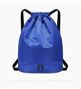 Détail du sac de sport bleu à cordon avec texture losange et compartiment bas sec-humide