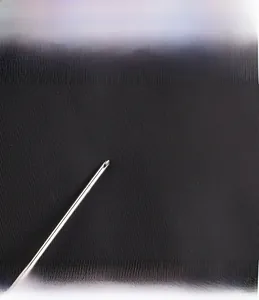 Makroaufnahme von kratzfestem, hochdichtem schwarzem Webstoff eines Business-Laptop-Rucksacks
