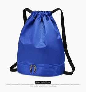 Gros plan sur la texture en losange et le compartiment zippé du sac de sport bleu