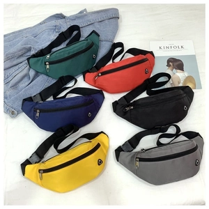 Flache Darstellung von Outdoor-Nylontaschen in sechs Farben mit verstellbarem Riemen