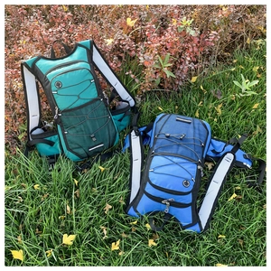 Outdoor-Trinkrucksäcke in Cyan und Königsblau mit elastischen Kordeln auf Gras