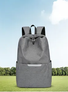 Détail du tissu gris résistant à l'eau et de la grande capacité du sac à dos de sport