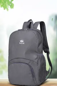 Zaino da esterno pieghevole grigio scuro leggero con tessuto impermeabile e tasche a rete