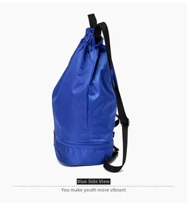 Vue détaillée du sac de sport bleu avec motif en losanges et compartiment à chaussures séparé
