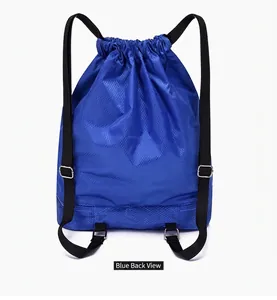 Vue arrière du sac à dos bleu avec cordon, texture imperméable et poche zippée