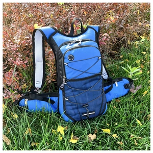 Blauer Fahrradrucksack mit reflektierenden Streifen und Hüfttaschen auf Outdoor-Gras