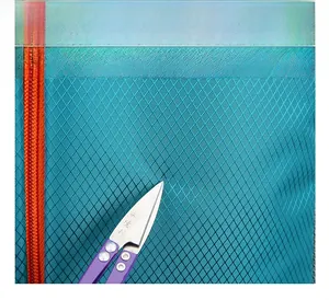 Détail du tissu ripstop bleu lac résistant aux rayures avec fermeture orange