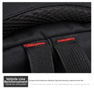 Detalle de la correa de mochila con costuras rojas reforzadas para mayor durabilidad