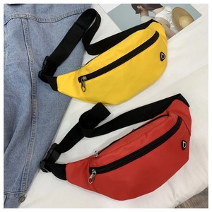 Détail de sacs banane de sport rouge et jaune avec sangles réglables sur un fond élégant