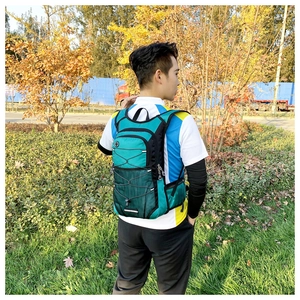 Outdoor Fahrradrucksack mit Gummizugsystem und Reflexstreifen in der Rückansicht