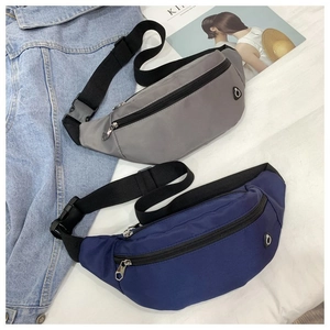 Détail du sac banane en nylon durable montrant le tissu dense et le port pour écouteurs