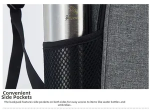 Détail de la poche latérale en filet d'un sac à dos gris contenant une bouteille en inox