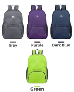Dettaglio degli zaini da esterno leggeri nei colori grigio, viola, blu e verde