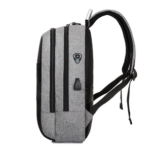 Grauer Business-Rucksack mit USB-Anschluss und ergonomischen Gurten in Seitenansicht