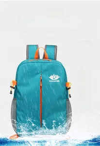 Détail du sac à dos de randonnée vert lac imperméable en nylon ripstop avec éclaboussures