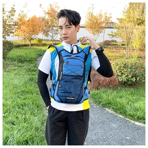 Blauer und schwarzer Fahrradrucksack mit elastischen Kordeln und Reflexstreifen