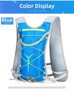 Dettaglio dello zaino da bici blu con spallacci in mesh e corde elastiche fluorescenti