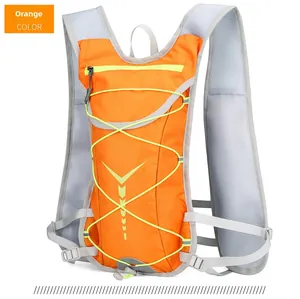 Dettaglio del gilet idratante arancione con rete grigia e strisce riflettenti