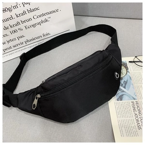 Détail d'un sac banane en nylon noir avec doubles fermetures éclair et sangle