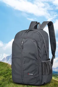 Dettaglio del tessuto idrorepellente e grande capacità per lo zaino grigio scuro