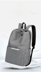 Détail d'un sac à dos gris léger avec bande réfléchissante et effet de plume flottante