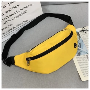 Détail latéral d'un sac banane en nylon jaune avec double fermeture sur fond plat élégant