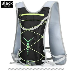 Dettaglio dello zaino da ciclismo nero con spallacci in rete e corda elastica verde neon